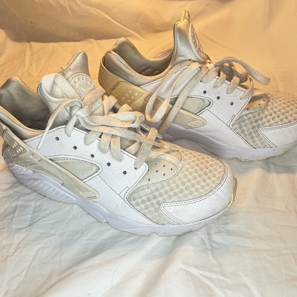 Nike Air Huarache Women’s 10 Triple White Athletic Streetwear Sneaker 318429-111
